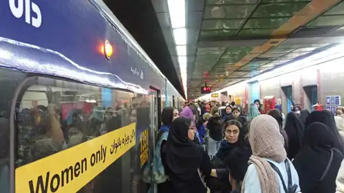 مسافرون في مترو طهران