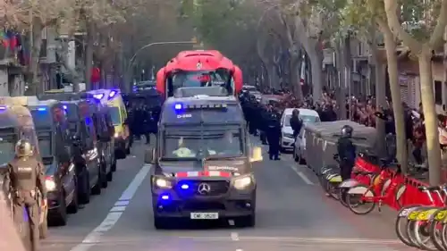 حافلة أتلتيكو مدريد قبل تعرضها للرشق بالحجارة