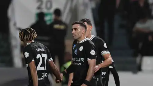 عبدالرزاق حمدالله يحتفل بهدفه في شباك الهلال