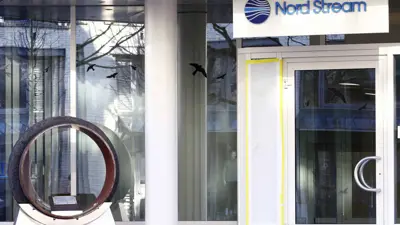 شعار شركة نورد ستريم إيه جي وجزء من أنبوب خط الأنابيب