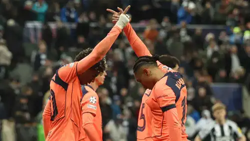 رافينيا يحتفل مع يامال بهدف التعادل القاتل في شباك نيوكاسل