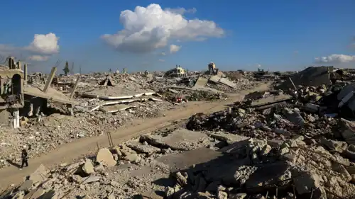 فتاة فلسطينية تسير بين أنقاض منازل جنوب قطاع غزة