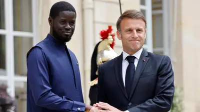 الرئيسان الفرنسي إيمانويل ماكرون والسنغالي بشير ديوماي فاي
