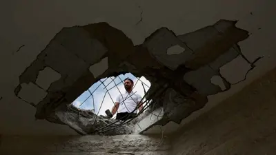 فتح في سقف منزل إسرائيلي سقط عليه صاروخ لحزب الله في هجومه صباح اليوم