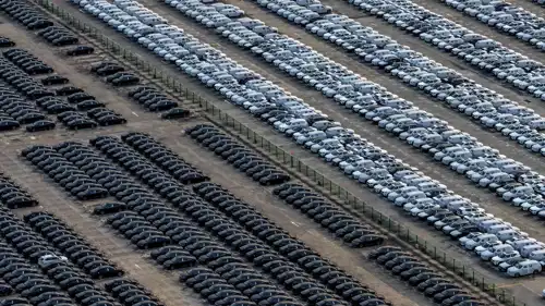 سيارات صينية الصنع متوقفة في ميناء بالبلاد