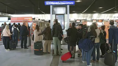 مسافرون في مطار فرنسي