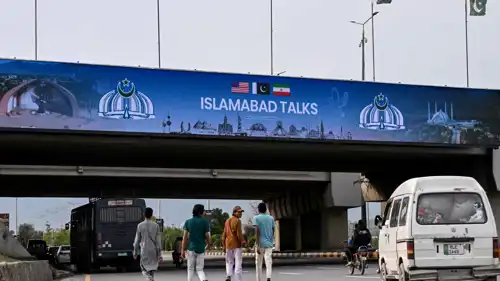 لوحة في شوارع إسلام آباد حول المحادثات الإيرانية الأمريكية 