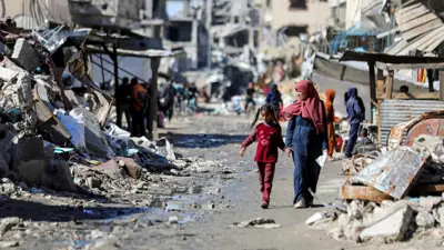 أشخاص بين الأنقاض في غزة