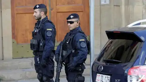 رجلا أمن في إيطاليا