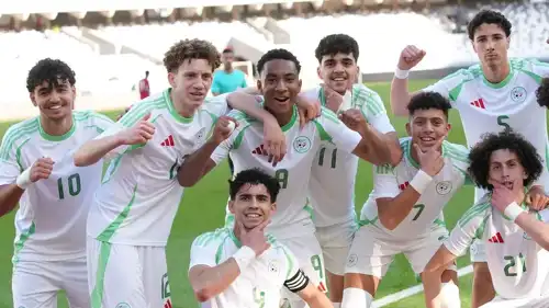 لاعبو منتخب الجزائر للناشئين ومحمد فالمي (وسط)