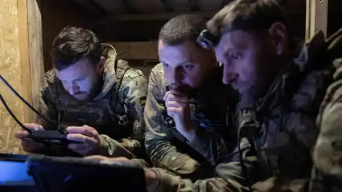 قوات  أوكرانية تتابع طائرة مسيرة