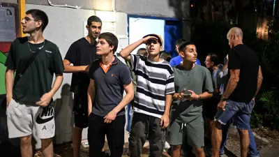 إسرائيليون يراقبون اعتراض المسيرات الإيرانية 