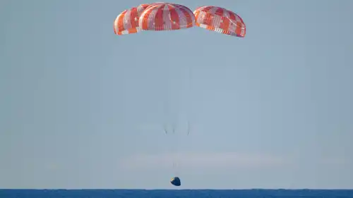 لحظة هبوط فريق مهمة "أرتميس 2" في المحيط