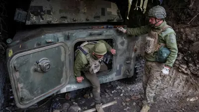 جنديان أوكرانيان على خط المواجهة مع روسيا