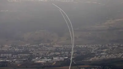 صواريخ إسرائيلية تحاول اعتراض أخرى أطلقها حزب الله