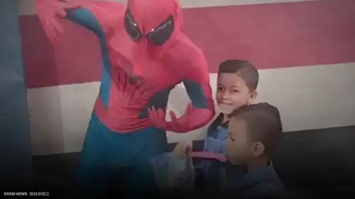 بفرحة غامرة.. أب يصطحب طفليه إلى المدرسة بزي "سبايدر مان"