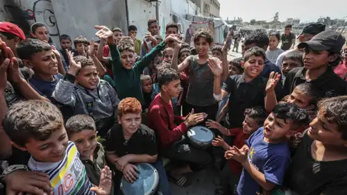 غزيون يحتفلون بإعلان التوصل إلى اتفاق لوقف الحرب