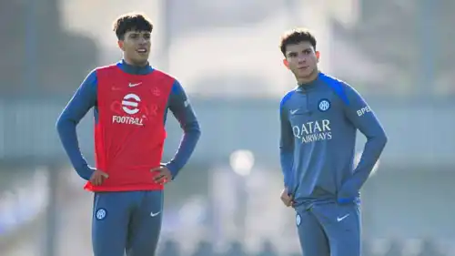 أنس المحبوبي (يمين)