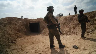 جنود إسرائيليون أمام نفق في غزة