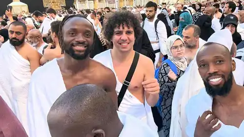 فيستون مايلي يؤدي مناسك العمرة