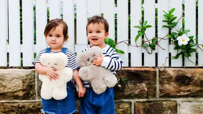 أطفال يلعبون بالدمى المحشوة