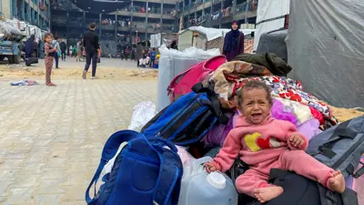 طفل ييبكي في أعقاب أمر إخلاء إسرائيلي، غزة