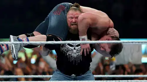 من نزال جون سينا وبروك ليسنر