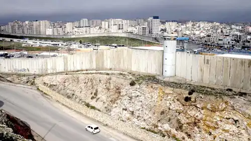 إسرائيل تواصل إقامة مناطق عازلة لفصل مناطق الضفة الغربية