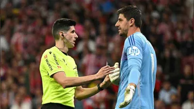 كورتوا خلال حديثه مع الحكم 