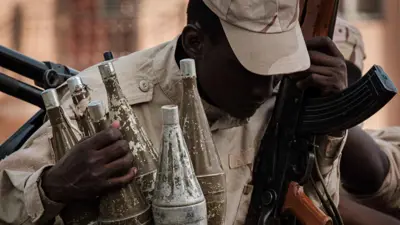 جندي سوداني يجهز قذائف 