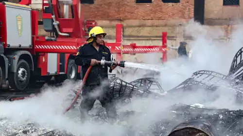 الدفاع المدني المصري يتعامل مع حريق سابق في القاهرة