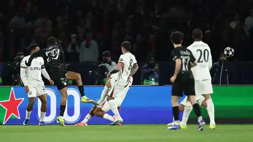 باركولا يحرز هدف باريس الأول في شباك تشيلسي