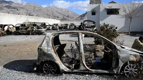 احتراق سيارات خلال الاشتباكات في بلوشستان