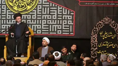 رجل الدين حسن عاملي خلال خطبة الجمعة