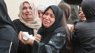 سيدتان من غزة تذرفان الدموع في وداع أقاربهما