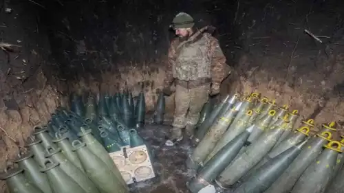 جندي أوكراني أمام قذائف في خاركيف