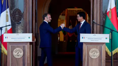 الرئيس الفرنسي إيمانويل ماكرون (يسار) ورئيس مدغشقر أندريه راجولينا