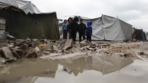 أطفال في مخيم للنازحين بغزة