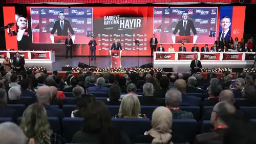 أوزغور أوزيل يتحدث في مؤتمر استثنائي لحزب الشعب المعارض