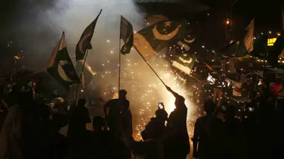 باكستانيون يحتفلون بعد إعلان وقف إطلاق النار مع الهند