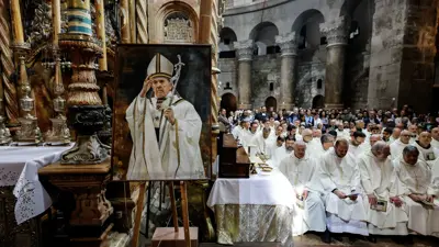 لوحة تحمل رسم البابا فرنسيس