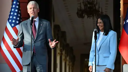 كريس رايت وديلسي رودريغيز خلال مؤتمر صحفي في كاراكاس