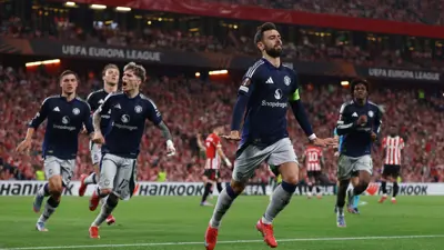 برونو فيرنانديز وزملائه بعد الفوز الباهر