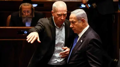 رئيس الوزراء الإسرائيلي بنيامين نتنياهو خلال حديث مع وزير الدفاع يوآف غالانت