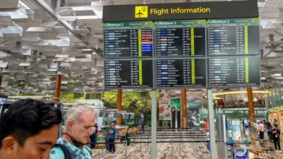 لوحة إعلان مطار هيثرو تُظهر إلغاء الرحلات 