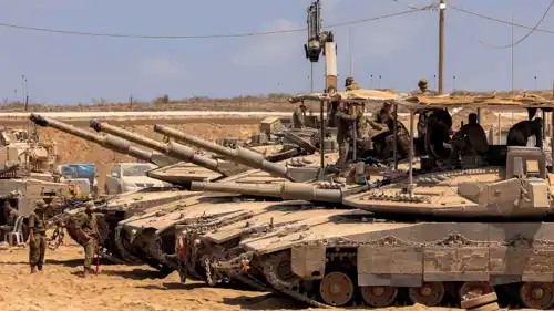 جنود ودبابات إسرائيلية على حدود غزة