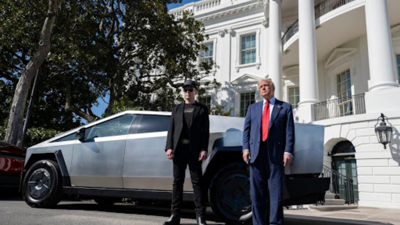 دونالد ترامب وإيلون ماسك أمام سيارة تسلا