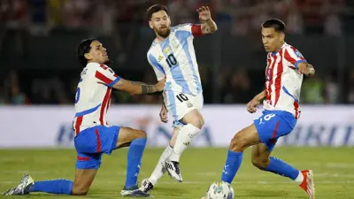 ليونيل ميسي في مباراة باراغواي والأرجنتين