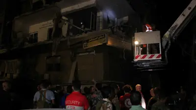 مسعفون في موقع غارة جوية على دمشق