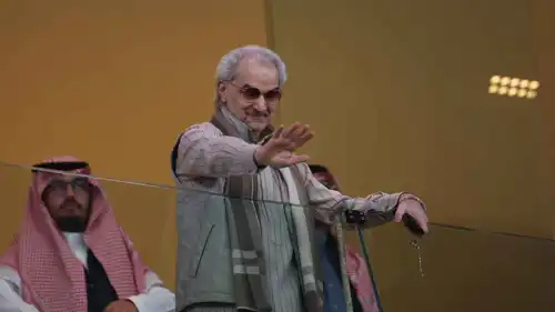 الأمير الوليد بن طلال في مقصورة المملكة آرينا